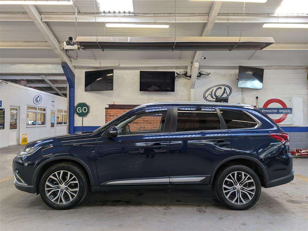 <p>2017 MITSUBISHI OUTLANDER DI-D 3</p>