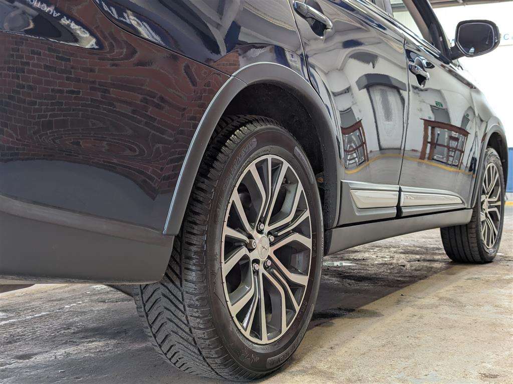 <p>2017 MITSUBISHI OUTLANDER DI-D 3</p>