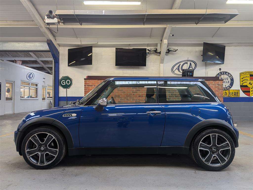 <p>2004 MINI MINI ONE</p>