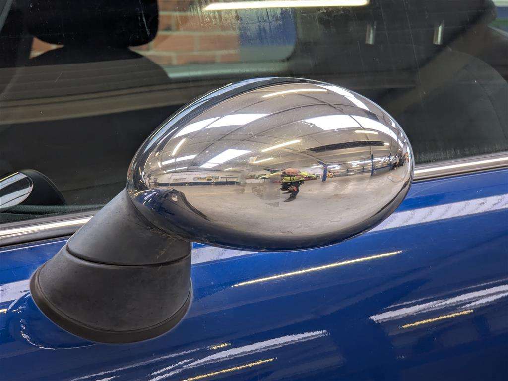 <p>2004 MINI MINI ONE</p>