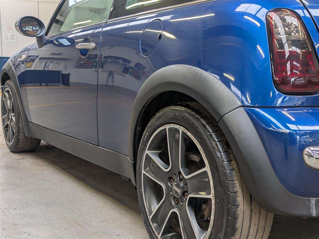 <p>2004 MINI MINI ONE</p>