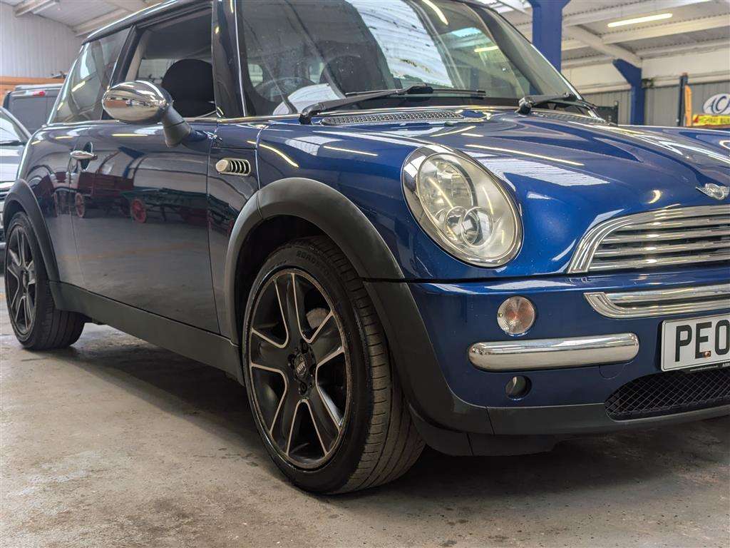 <p>2004 MINI MINI ONE</p>
