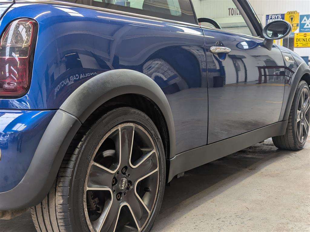 <p>2004 MINI MINI ONE</p>