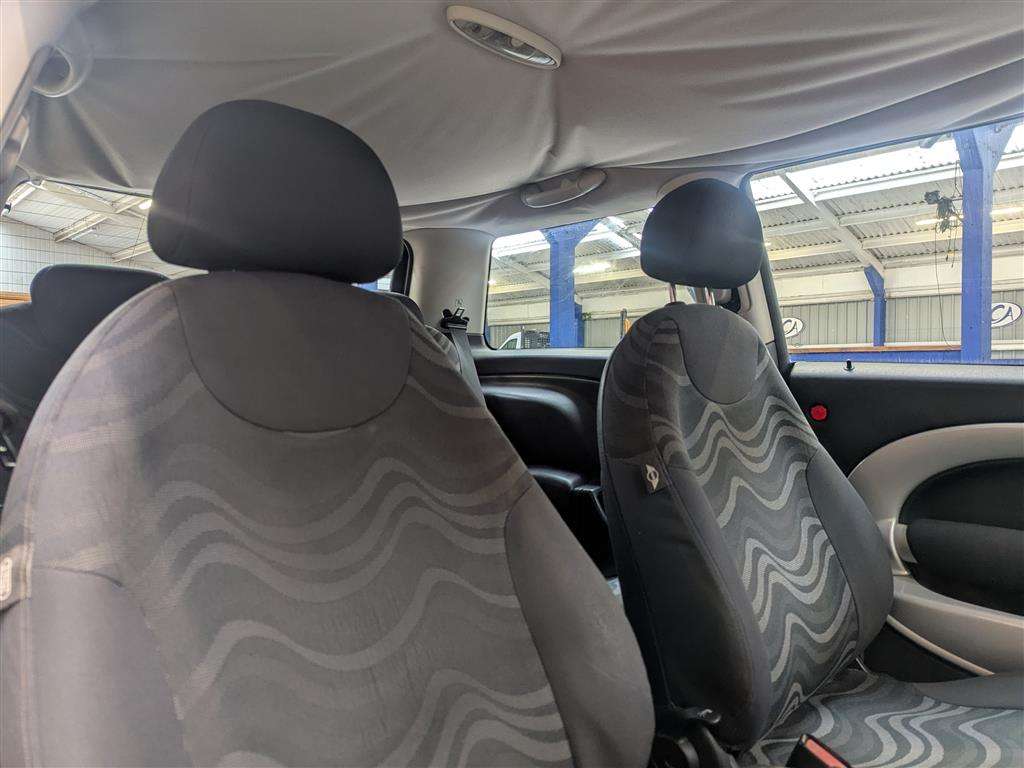 <p>2004 MINI MINI ONE</p>