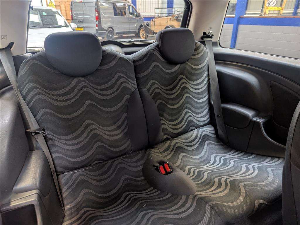 <p>2004 MINI MINI ONE</p>