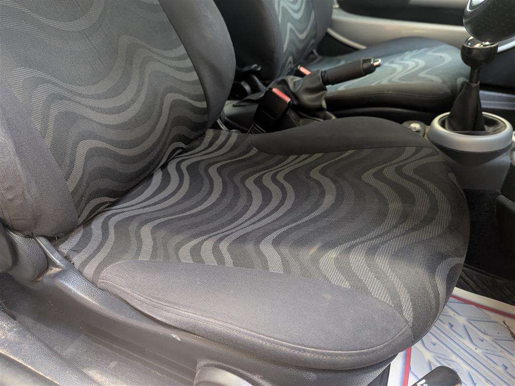 <p>2004 MINI MINI ONE</p>