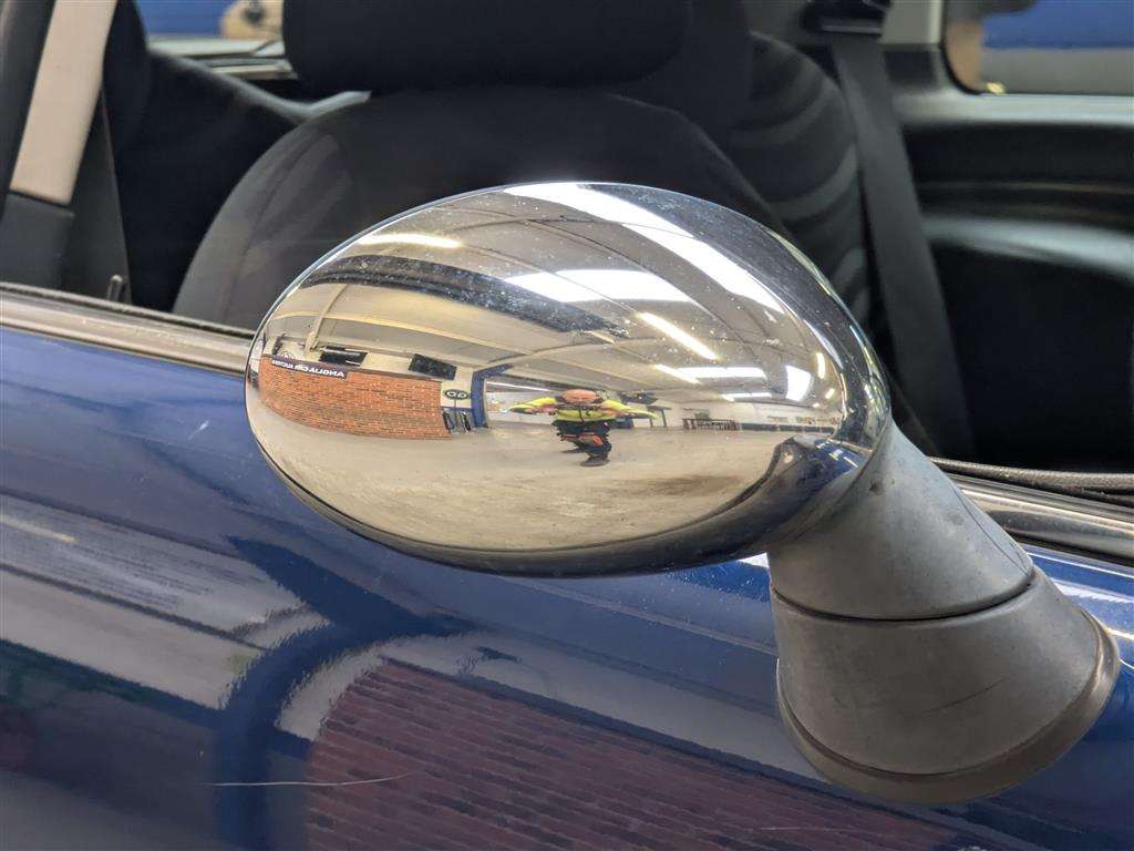 <p>2004 MINI MINI ONE</p>