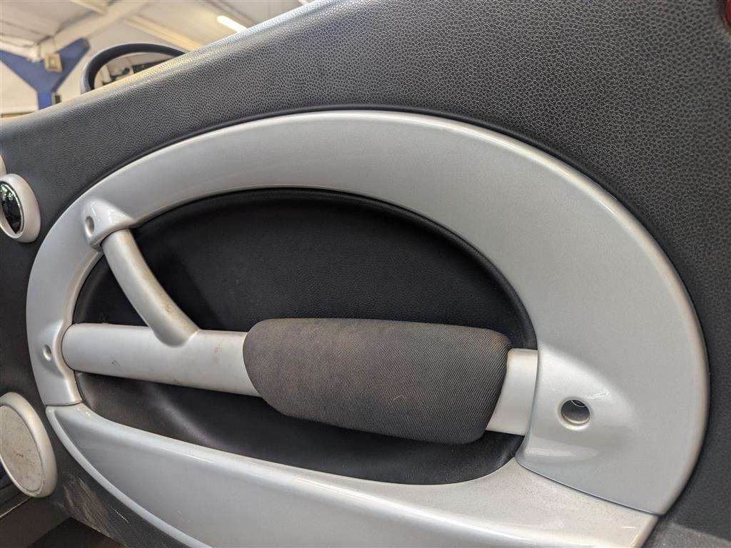 <p>2004 MINI MINI ONE</p>