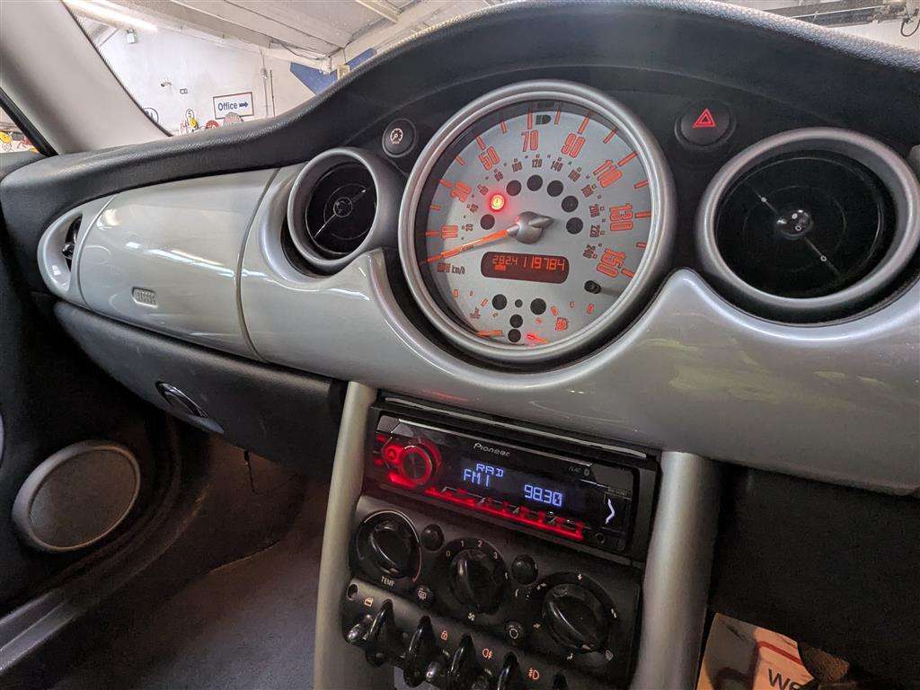 <p>2004 MINI MINI ONE</p>