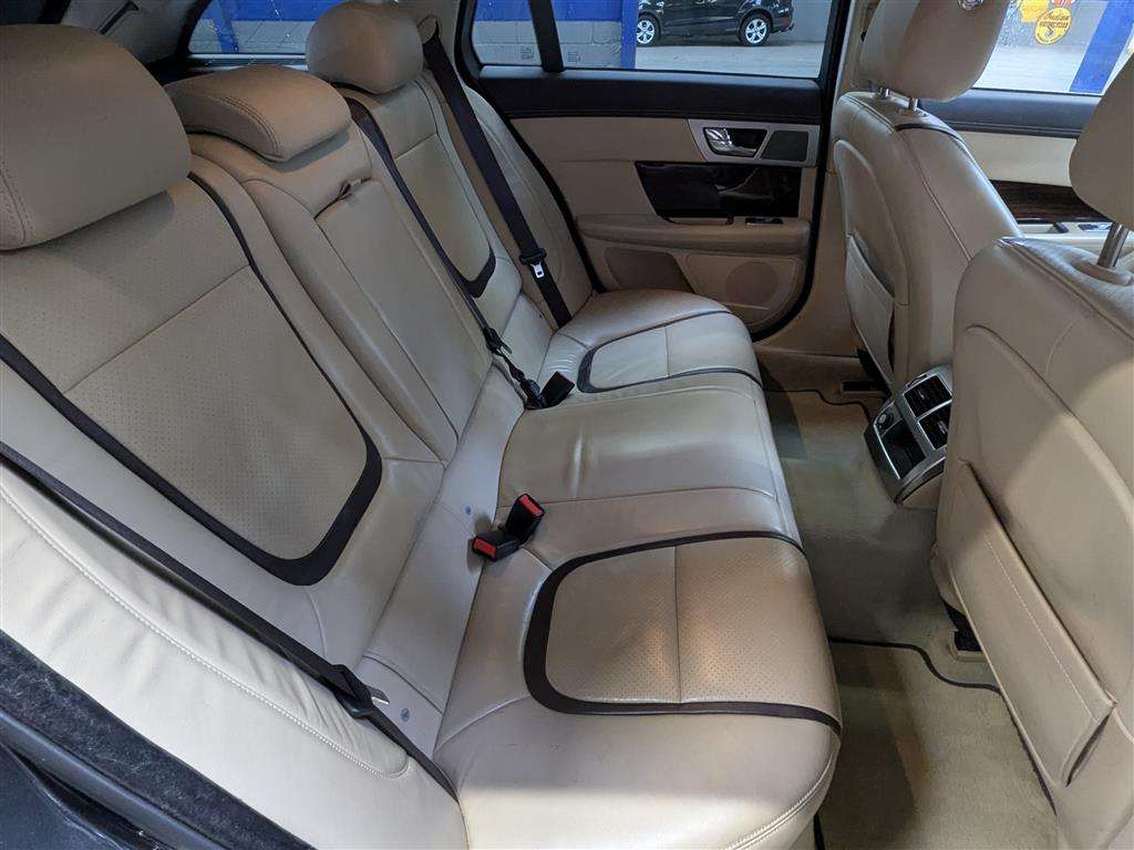 <p>2015 JAGUAR XF PORTFOLIO SPORTBRAKE D</p>