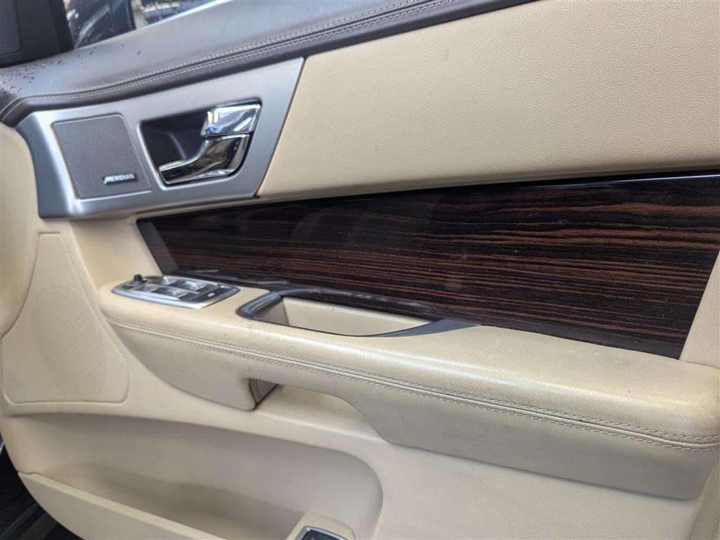 <p>2015 JAGUAR XF PORTFOLIO SPORTBRAKE D</p>