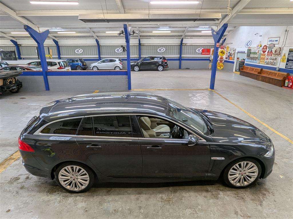 <p>2015 JAGUAR XF PORTFOLIO SPORTBRAKE D</p>