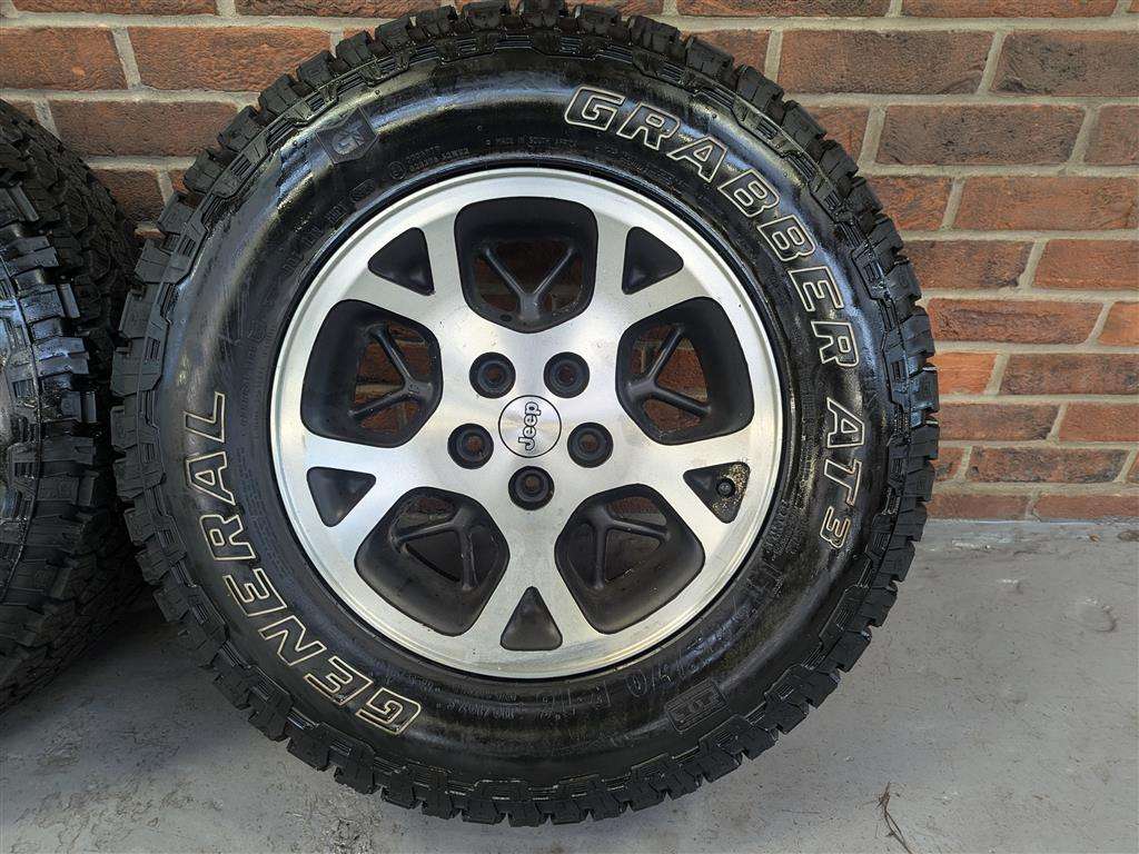 <p>3 JEEP CHEROKEE ALLOYS</p>