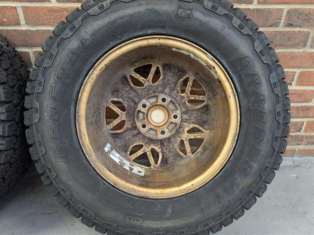 <p>3 JEEP CHEROKEE ALLOYS</p>