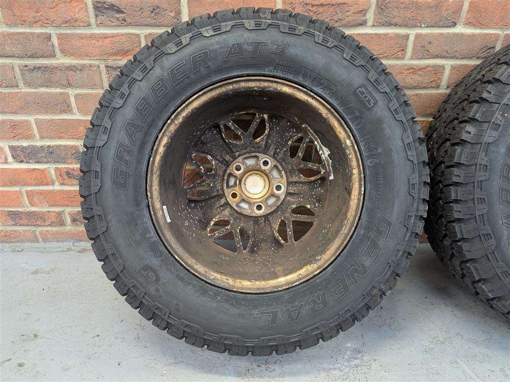 <p>3 JEEP CHEROKEE ALLOYS</p>