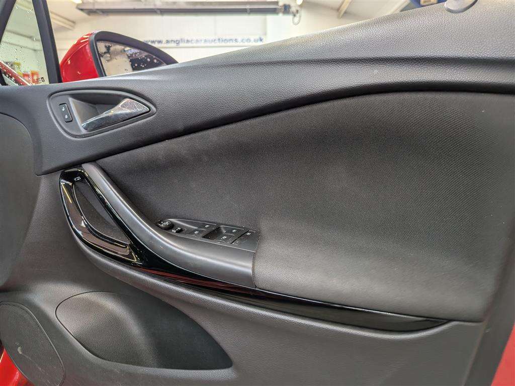 <p>2016 VAUXHALL ASTRA SRI NAV CDTI S/S</p>