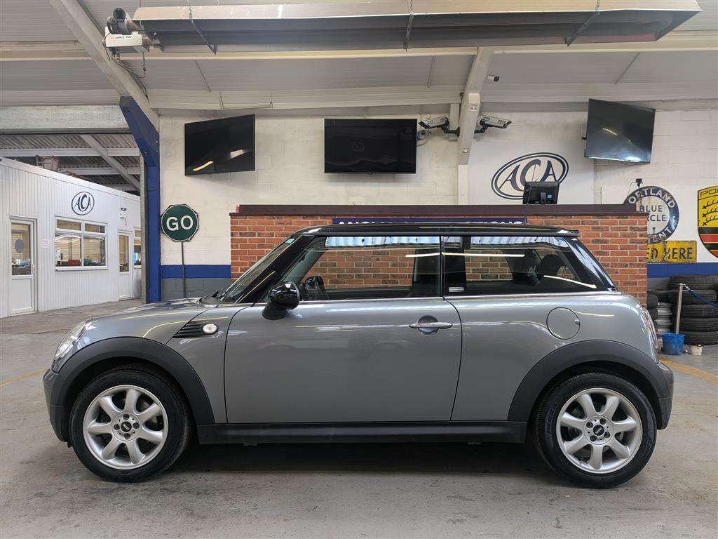 <p>2010 MINI COOPER GRAPHITE</p>
