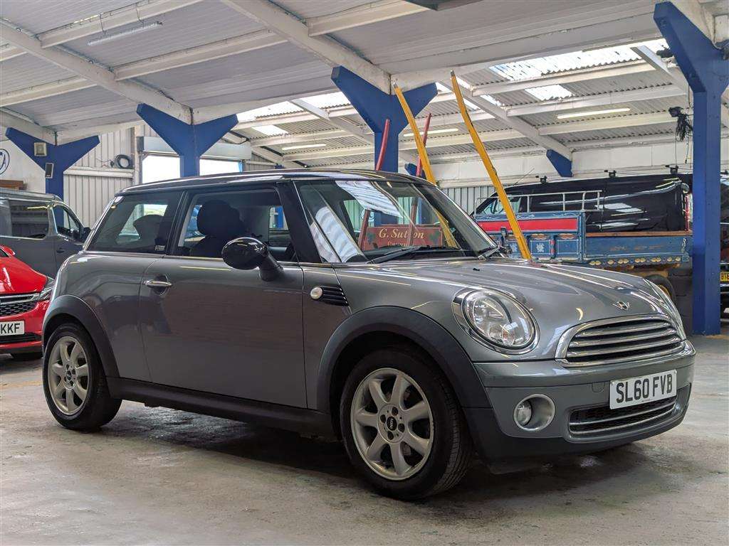 <p>2010 MINI COOPER GRAPHITE</p>