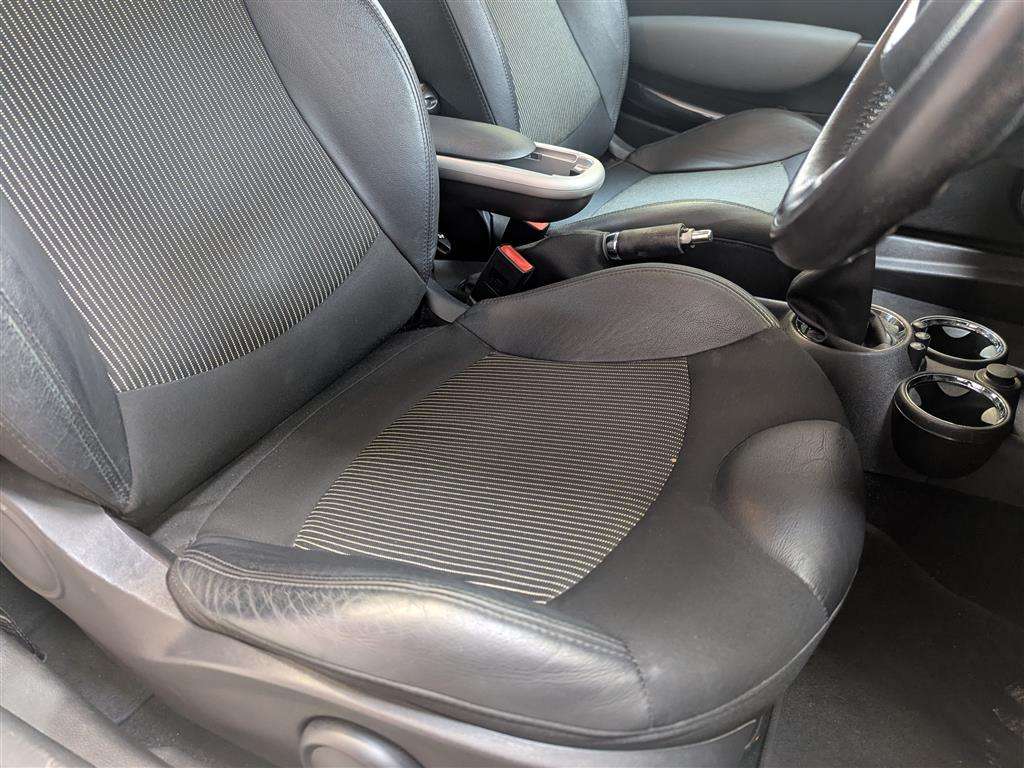 <p>2010 MINI COOPER GRAPHITE</p>