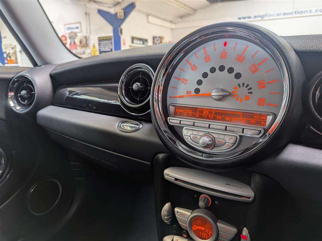 <p>2010 MINI COOPER GRAPHITE</p>