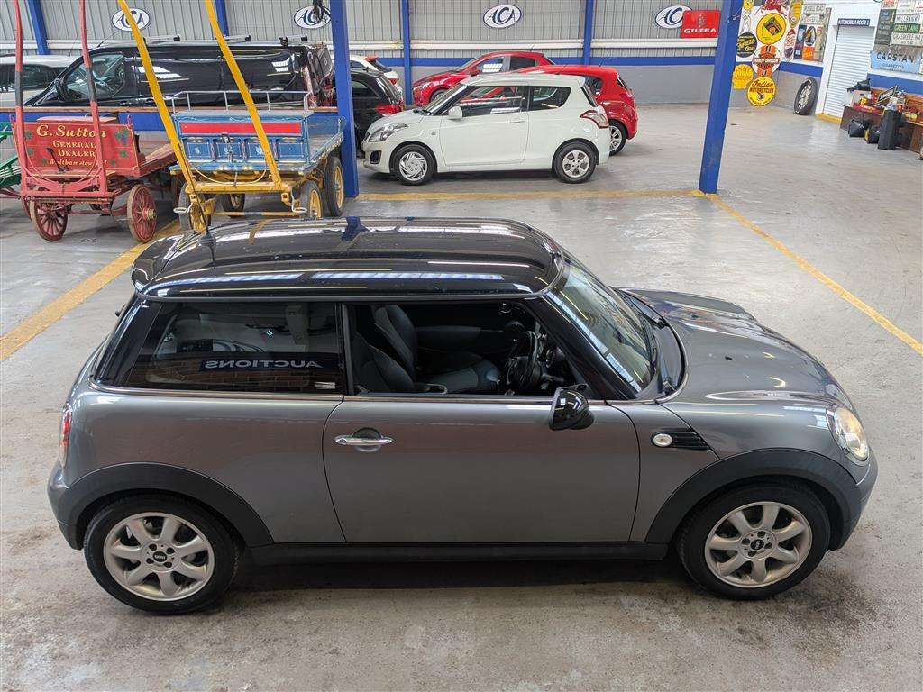 <p>2010 MINI COOPER GRAPHITE</p>
