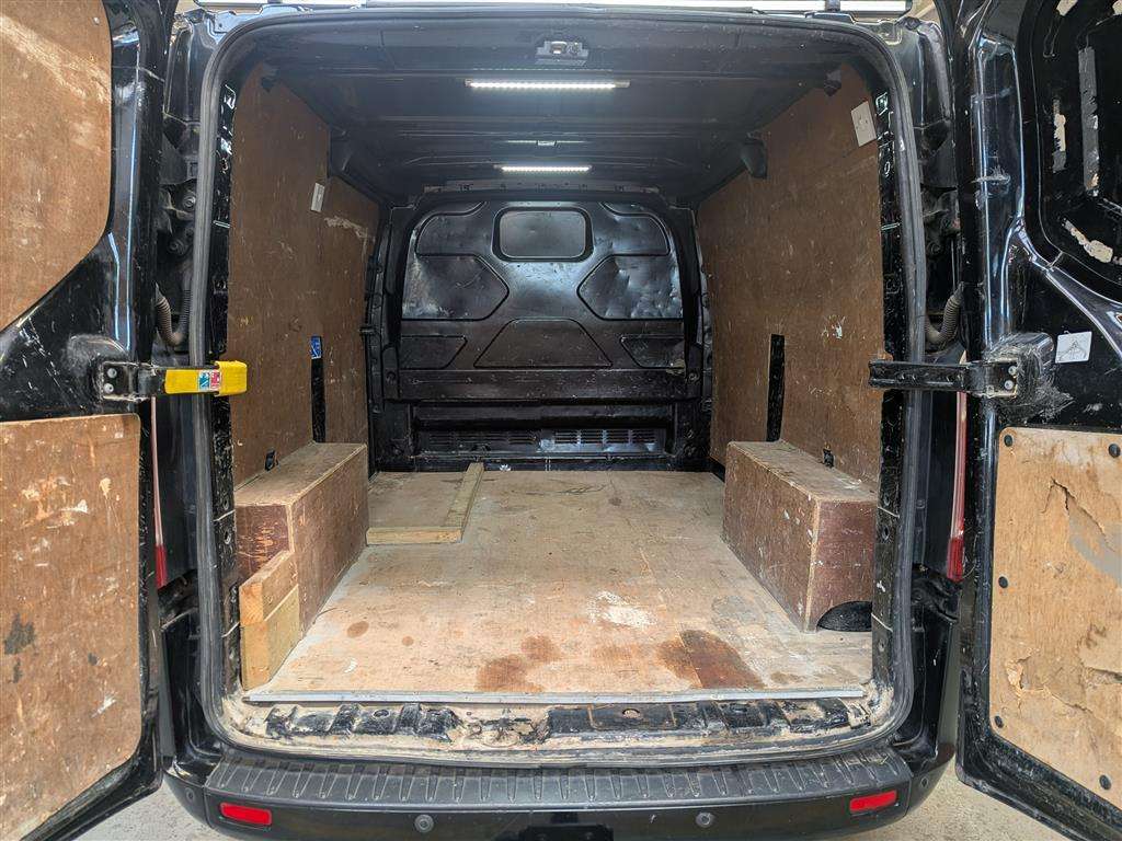 <p>2015 FORD TRANSIT CUSTOM 270 LTD E-</p>