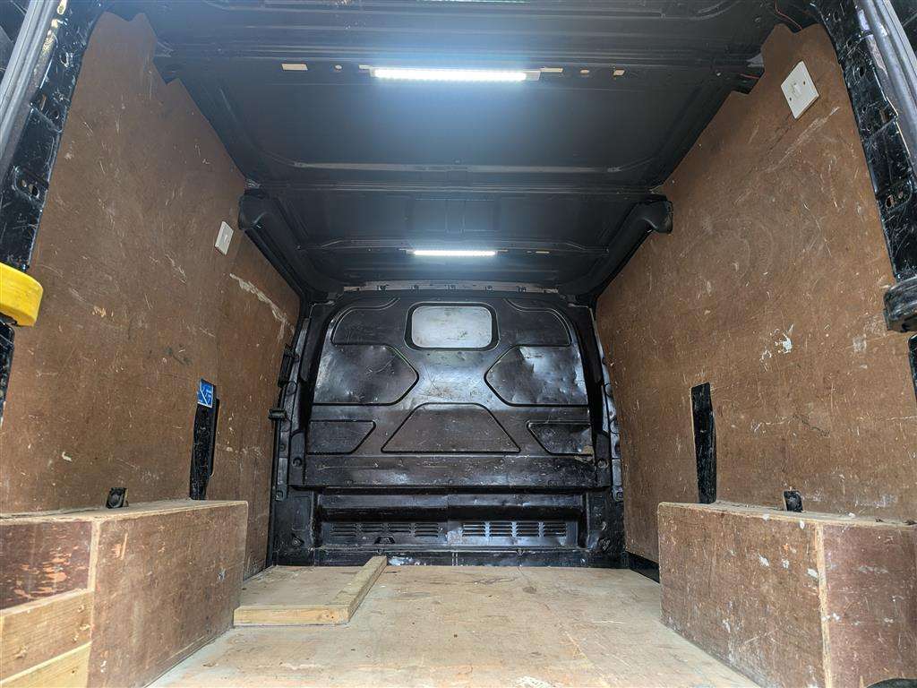 <p>2015 FORD TRANSIT CUSTOM 270 LTD E-</p>
