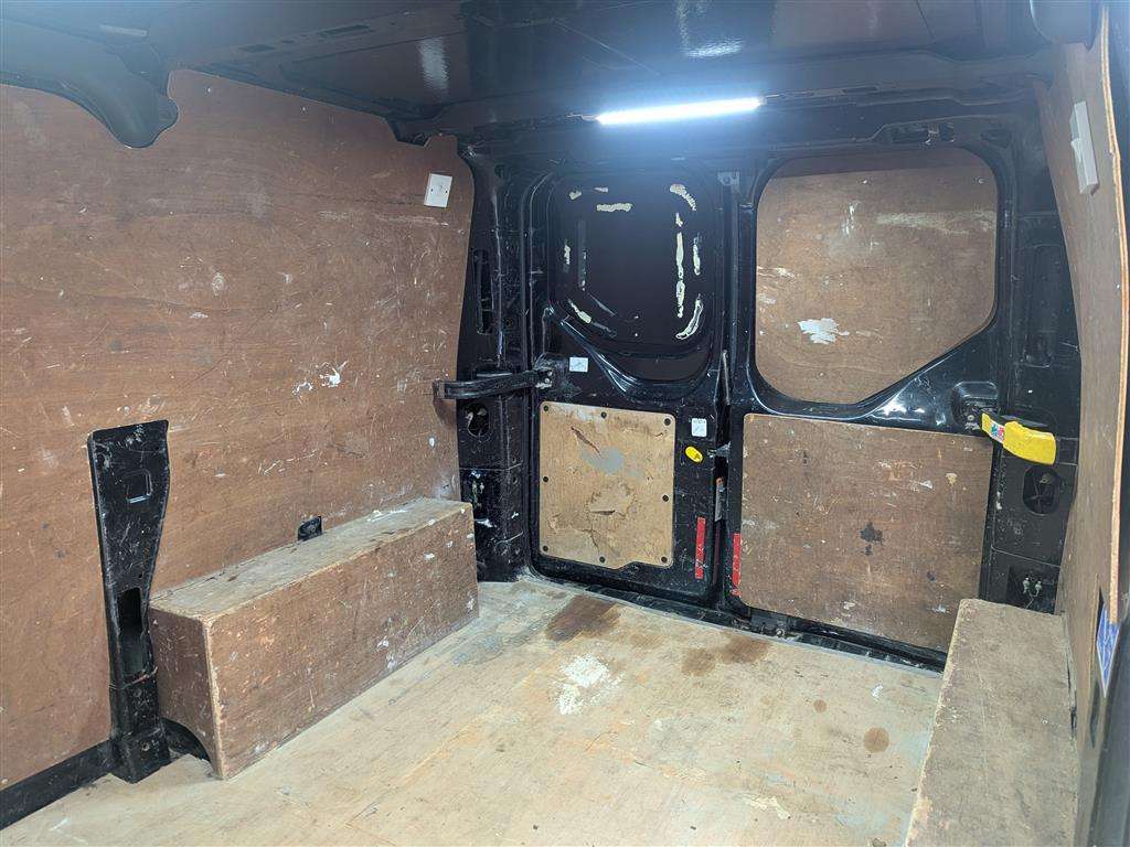 <p>2015 FORD TRANSIT CUSTOM 270 LTD E-</p>