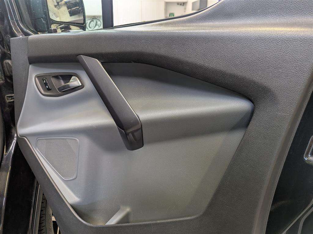 <p>2015 FORD TRANSIT CUSTOM 270 LTD E-</p>