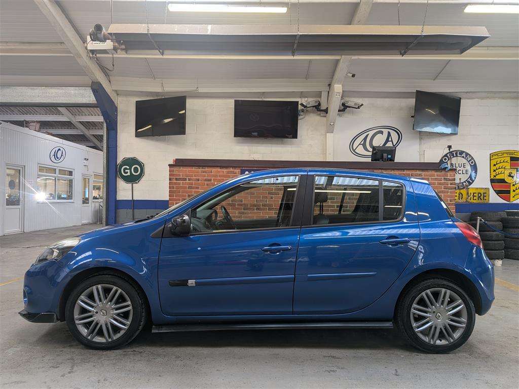 <p>2011 RENAULT CLIO DYNAMIQUE TOMTOM TCE</p>