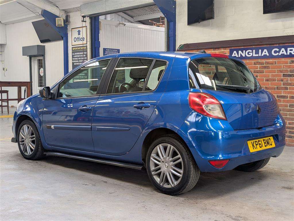 <p>2011 RENAULT CLIO DYNAMIQUE TOMTOM TCE</p>