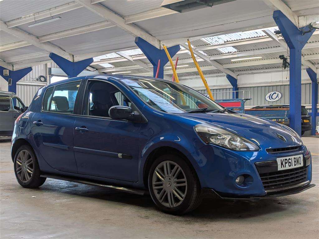 <p>2011 RENAULT CLIO DYNAMIQUE TOMTOM TCE</p>