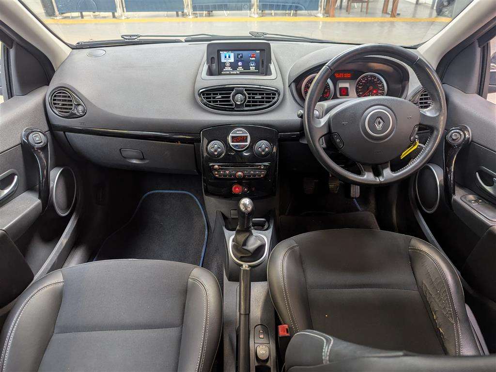 <p>2011 RENAULT CLIO DYNAMIQUE TOMTOM TCE</p>
