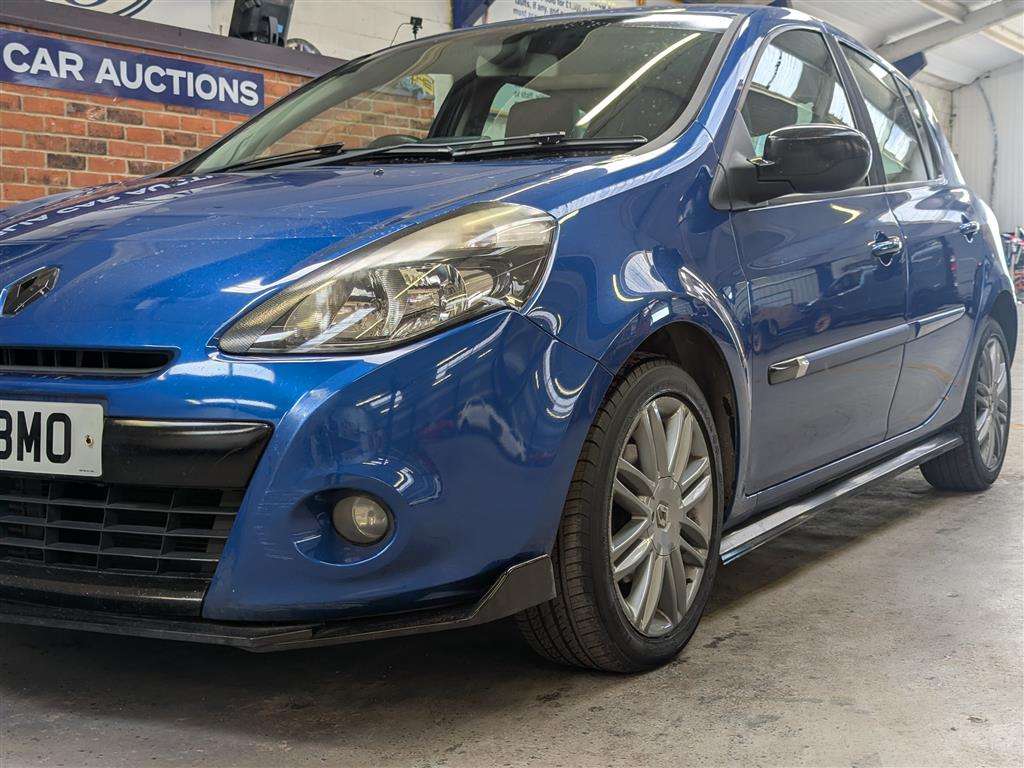 <p>2011 RENAULT CLIO DYNAMIQUE TOMTOM TCE</p>