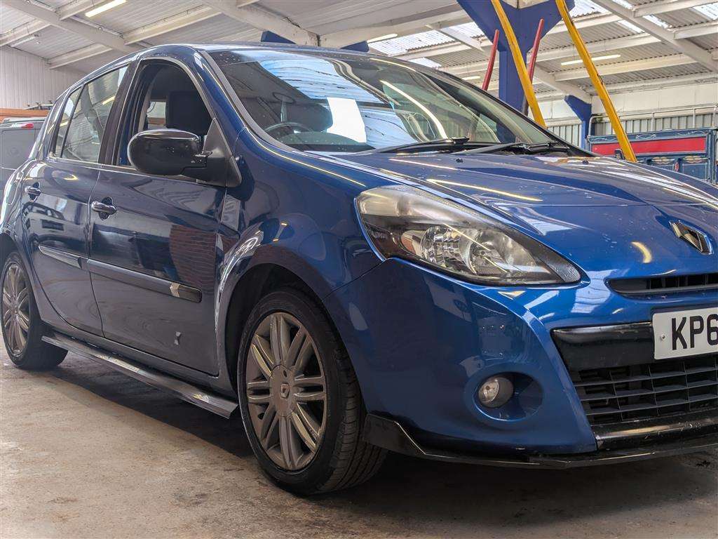 <p>2011 RENAULT CLIO DYNAMIQUE TOMTOM TCE</p>