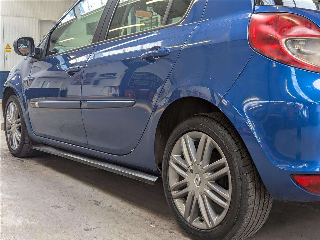 <p>2011 RENAULT CLIO DYNAMIQUE TOMTOM TCE</p>