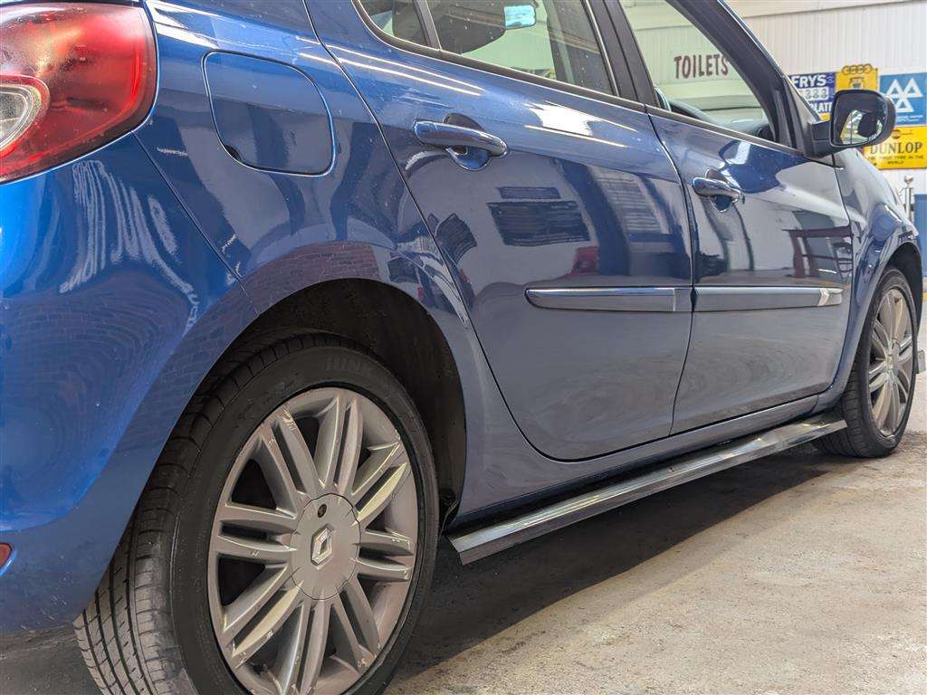 <p>2011 RENAULT CLIO DYNAMIQUE TOMTOM TCE</p>