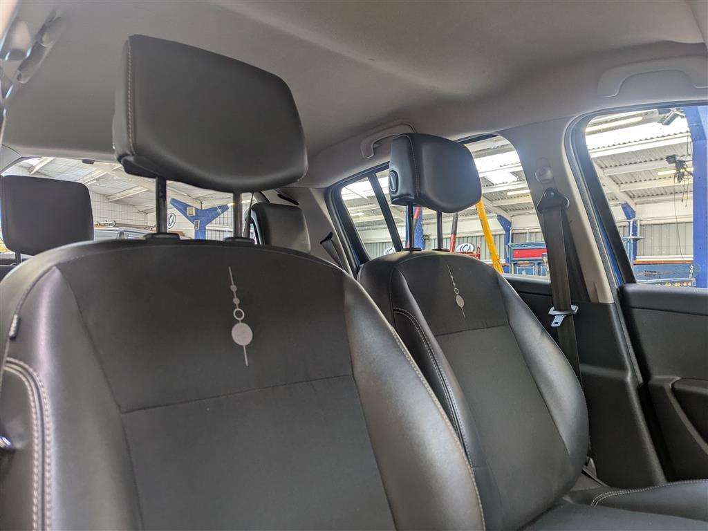 <p>2011 RENAULT CLIO DYNAMIQUE TOMTOM TCE</p>