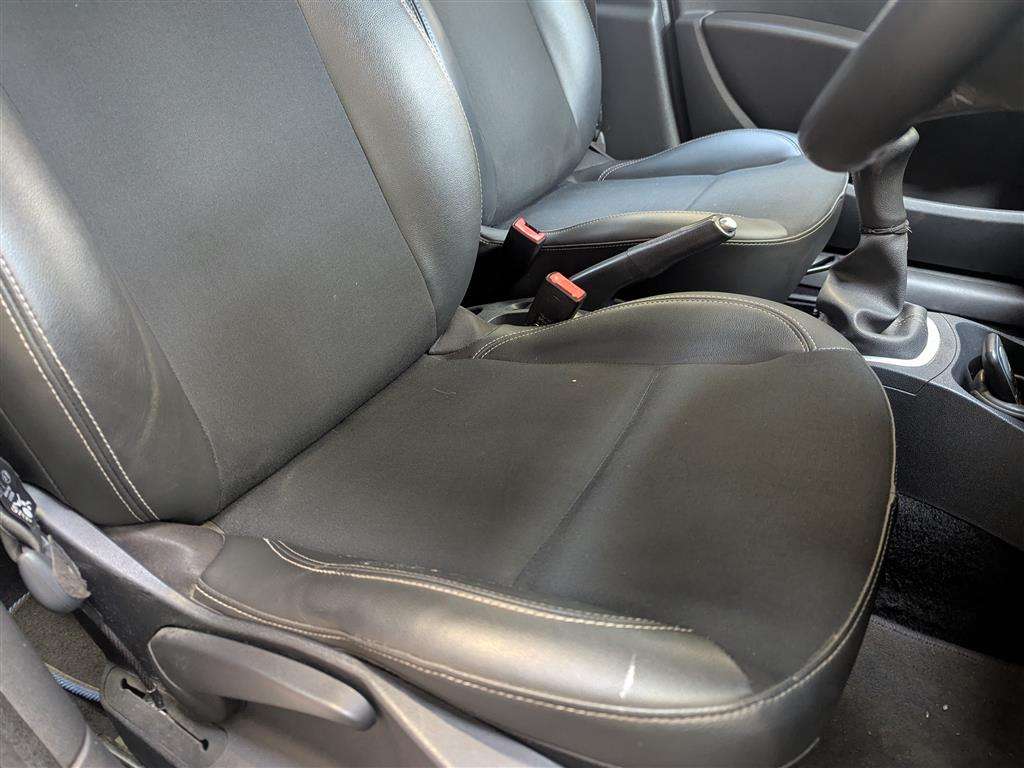 <p>2011 RENAULT CLIO DYNAMIQUE TOMTOM TCE</p>