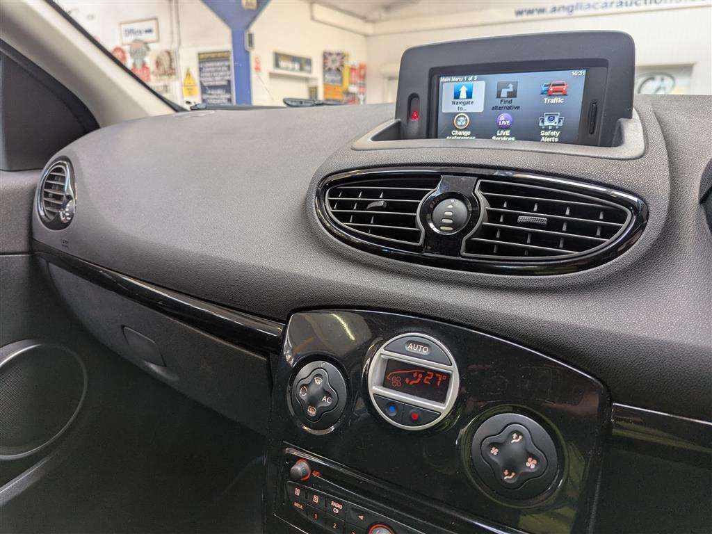 <p>2011 RENAULT CLIO DYNAMIQUE TOMTOM TCE</p>