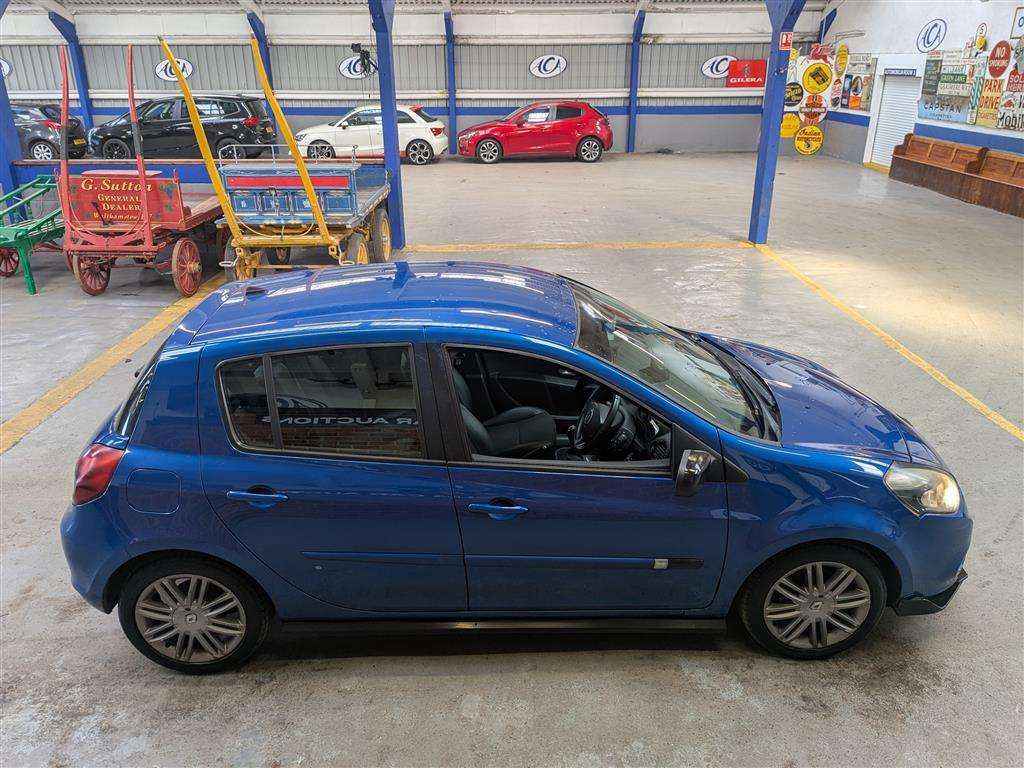 <p>2011 RENAULT CLIO DYNAMIQUE TOMTOM TCE</p>
