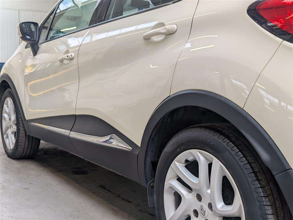 <p>2014 RENAULT CAPTURD-QUE M-NAV ENERGY</p>