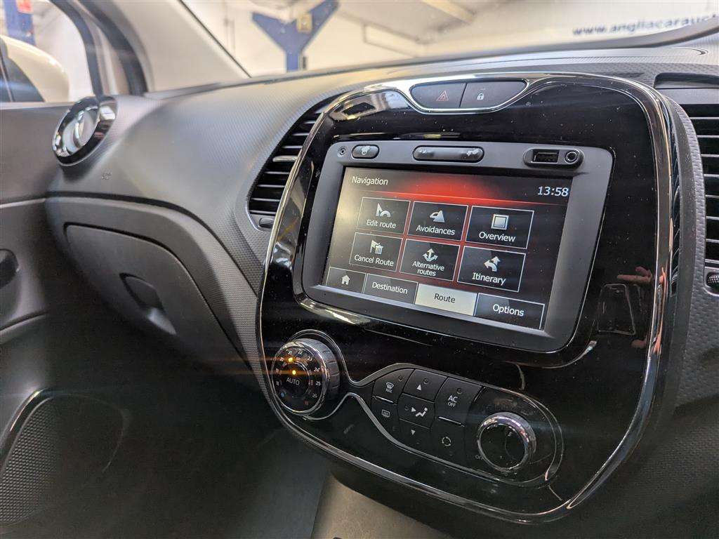 <p>2014 RENAULT CAPTURD-QUE M-NAV ENERGY</p>