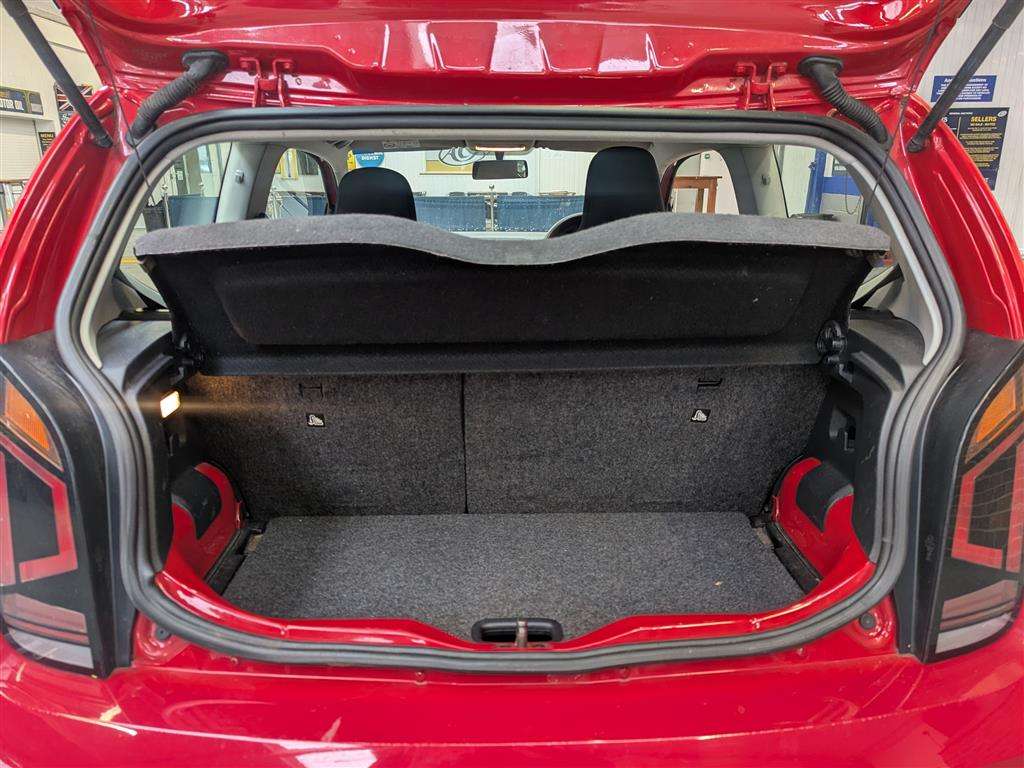 <p>2016 VOLKSWAGEN MOVE UP</p>