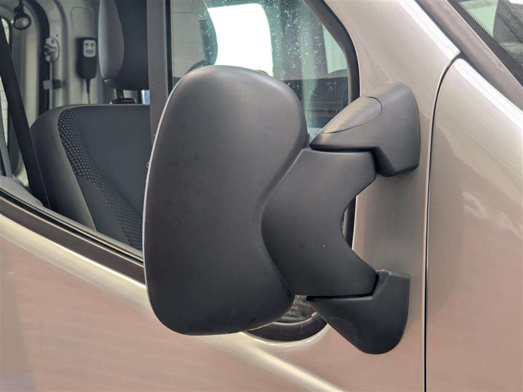 <p>2013 VAUXHALL VIVARO 2900 COMBI CDTI SW W.A.V.</p>