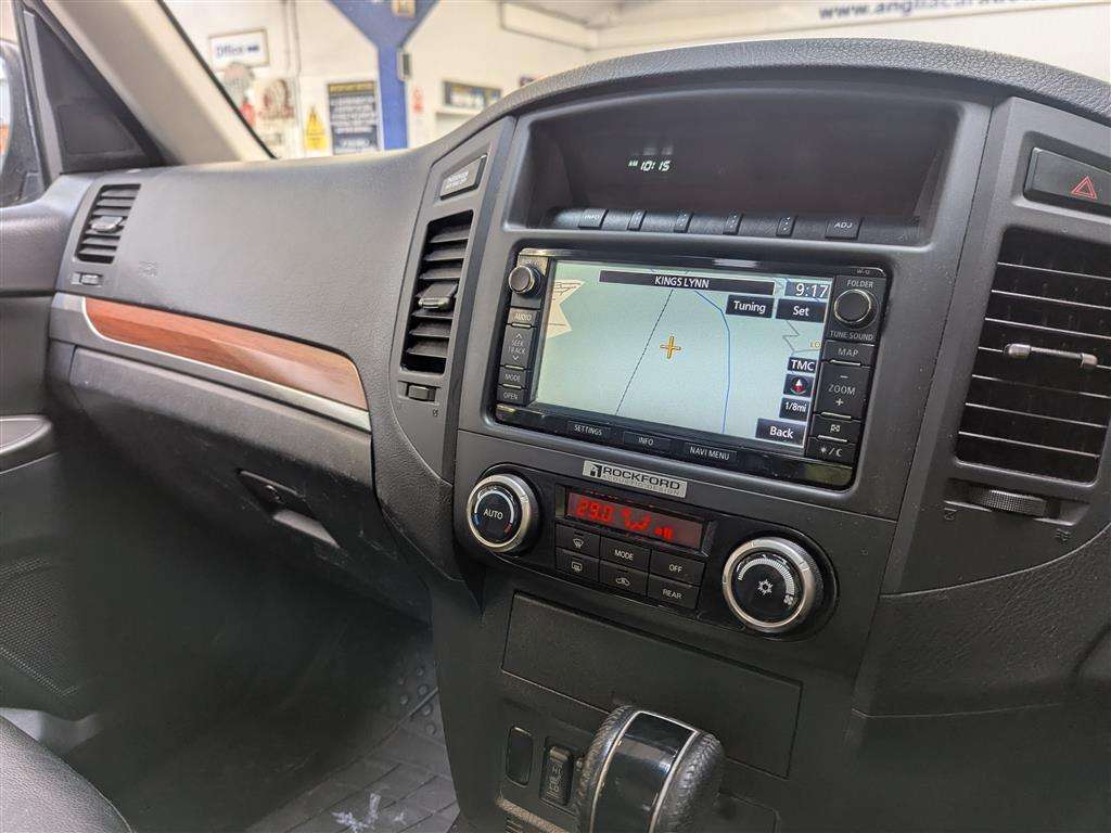 <p>2014 MITSUBISHI SHOGUN SG3 DI-D LWB AUTO</p>