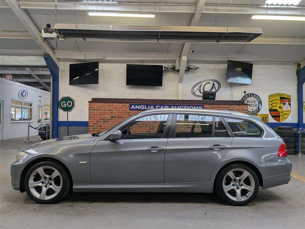 <p>2012 BMW 318D EXCLUSIVE EDITION</p>