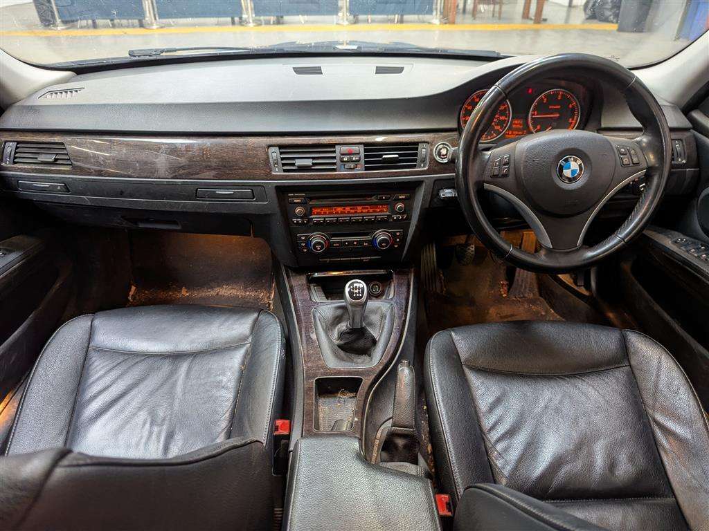 <p>2012 BMW 318D EXCLUSIVE EDITION</p>