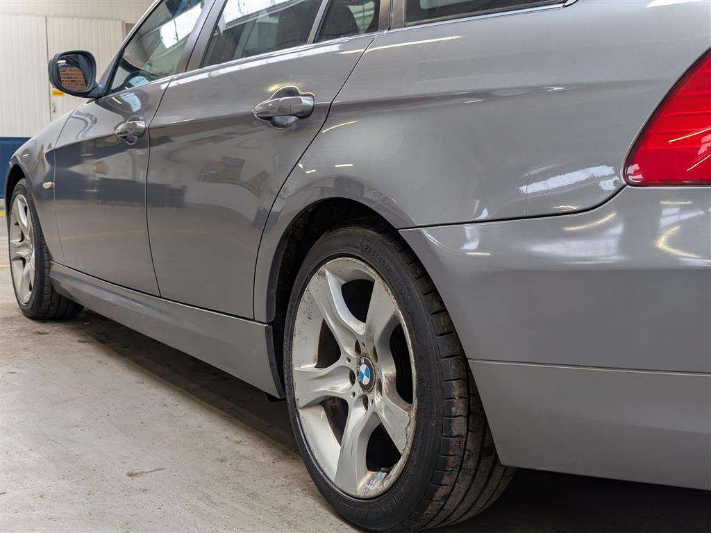 <p>2012 BMW 318D EXCLUSIVE EDITION</p>