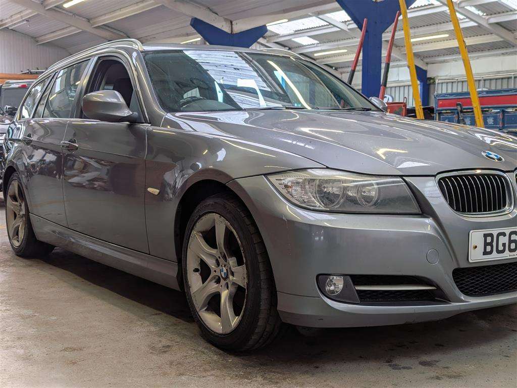 <p>2012 BMW 318D EXCLUSIVE EDITION</p>